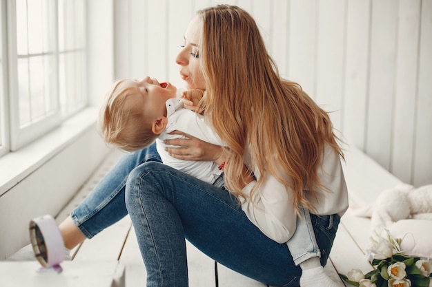 Mère avec petit fils dans une chambre