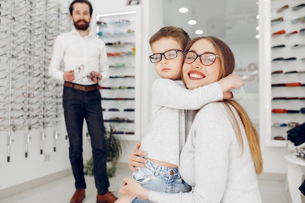 Photo gratuite mère avec petit fils dans le magasin de lunettes