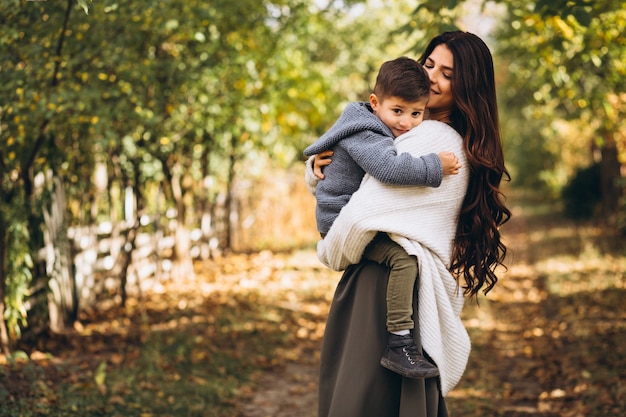 Mère avec petit fils dans un parc en automne