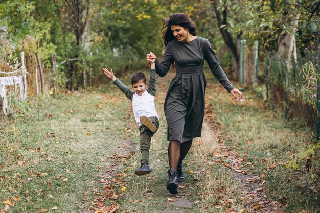 Mère avec petit fils dans un parc en automne