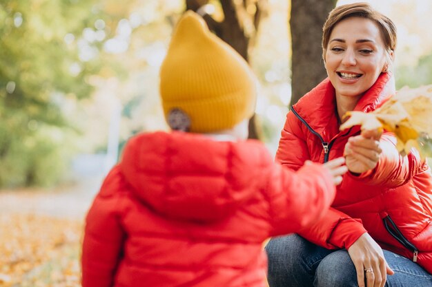 Mère avec petit fils dans le parc d'automne