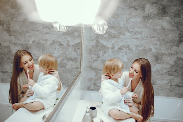 Mère avec petit fils dans une salle de bain