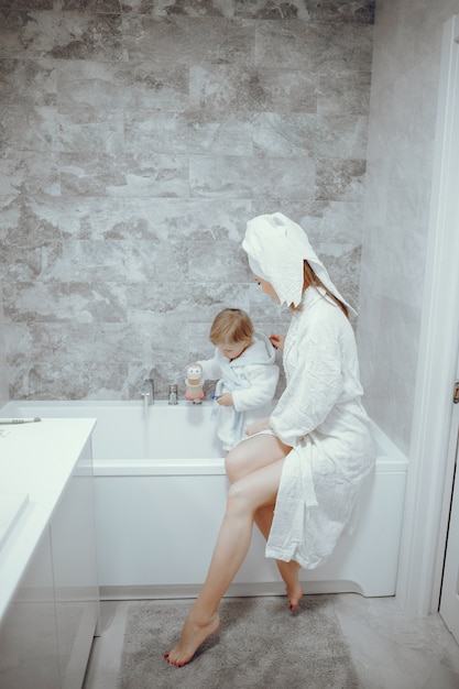 Mère avec petit fils dans une salle de bain