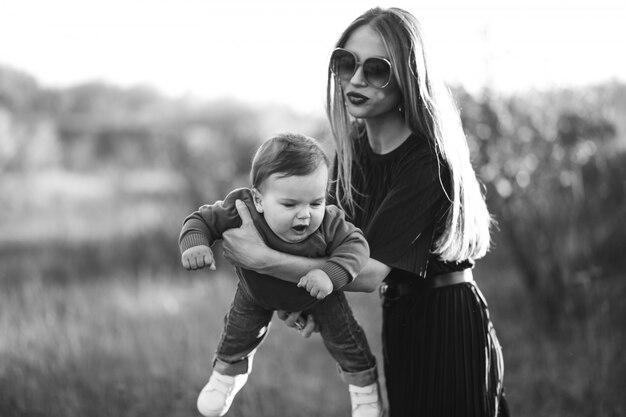 Mère avec petit fils ensemble dans le parc