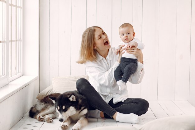 Mère et petit fils jouant avec un chien à la maison