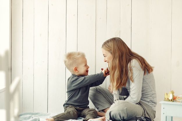 Mère et petit fils jouant à la maison