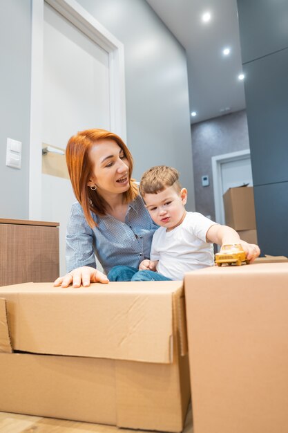 Mère, petit fils joue avec un jouet