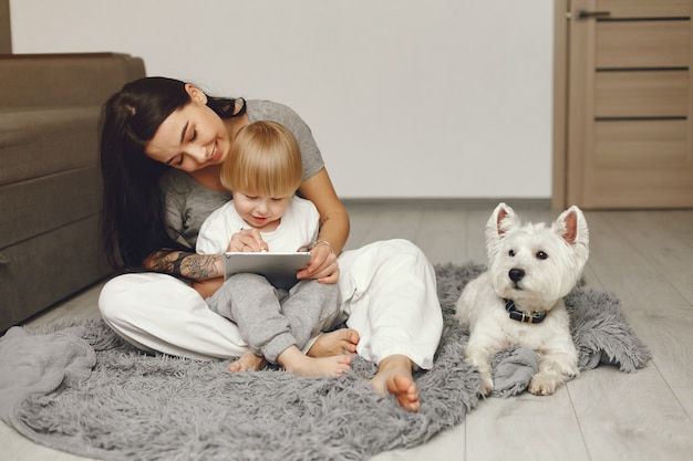 Mère et petit fils s'amusent à la maison avec un chien