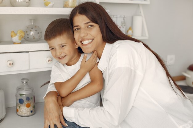 Mère avec petit fils s'amuser à la maison