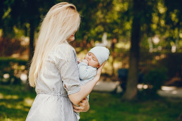 mère avec petit fils