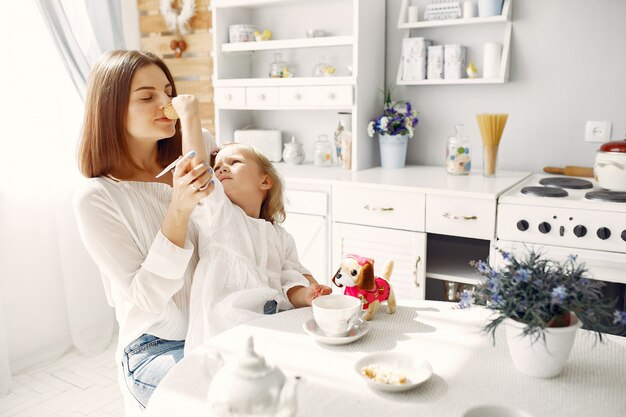 Mère avec petite fille boit un thé