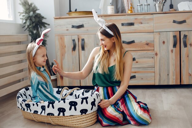 Mère avec petite fille dans une chambre