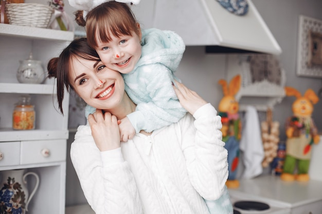 Mère avec petite fille dans une chambre