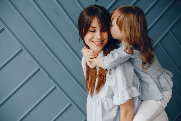 Mère avec petite fille dans une chambre