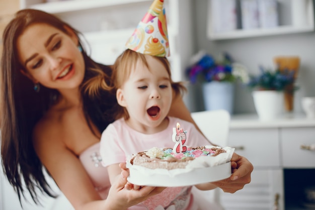 Mère avec petite fille dans une chambre