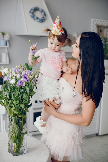 Mère avec petite fille dans une chambre