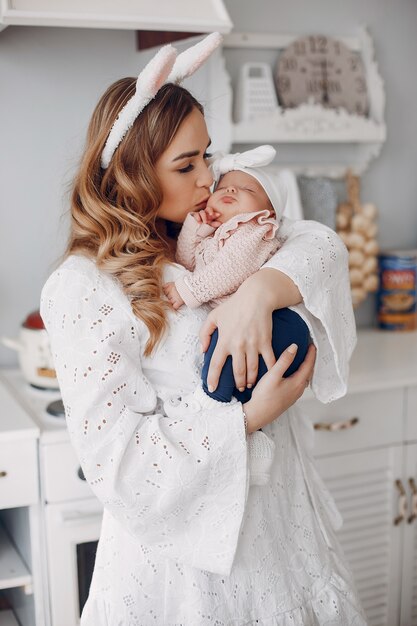 Mère avec petite fille dans une chambre