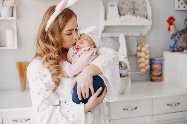 Mère avec petite fille dans une chambre