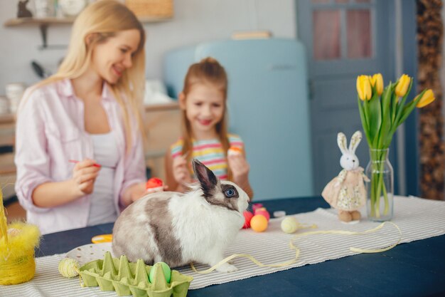 Mère avec petite fille dans une cuisine