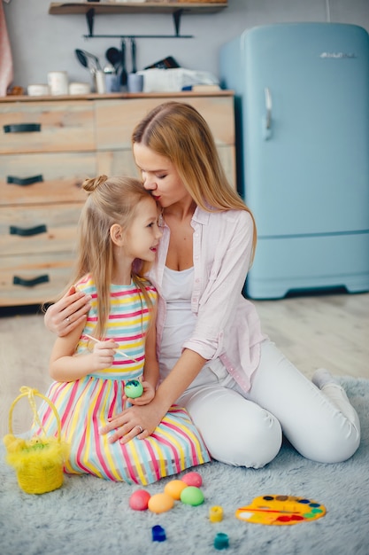 Mère avec petite fille dans une cuisine