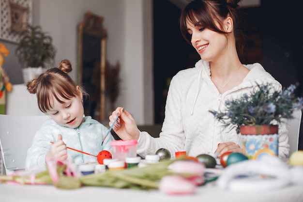 Mère Avec Petite Fille Dans Une Cuisine