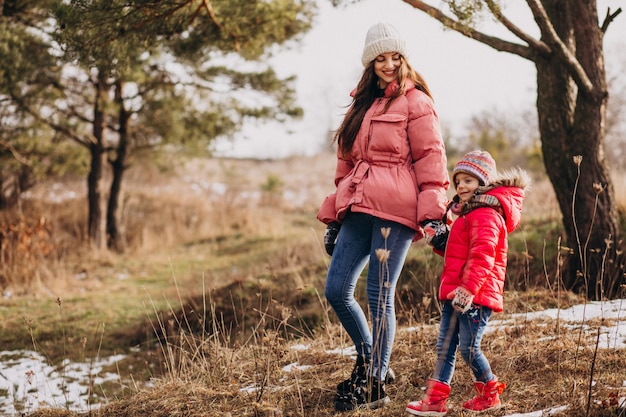 Mère Avec Petite Fille Dans Une Forêt D'hiver