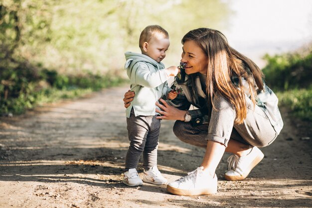 Mère avec petite fille dans la forêt