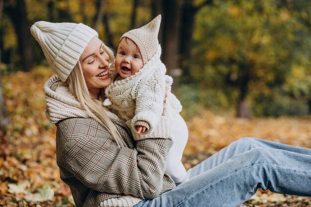 Mère avec petite fille dans le parc d'automne