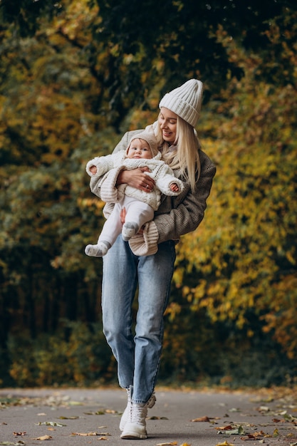 Mère Avec Petite Fille Dans Le Parc D'automne