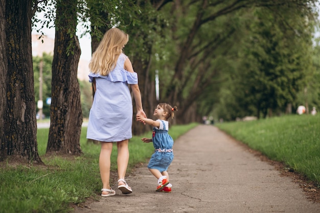 Mère avec petite fille dans le parc