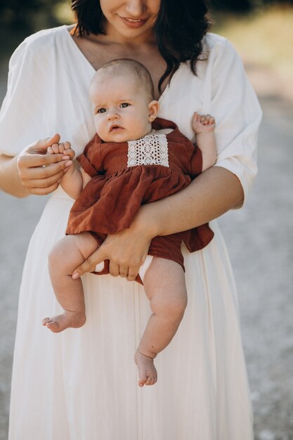 Mère avec petite fille dans le parc