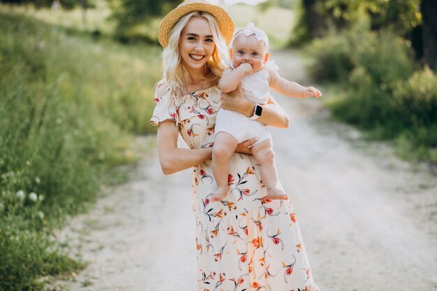 Mère avec petite fille dans le parc