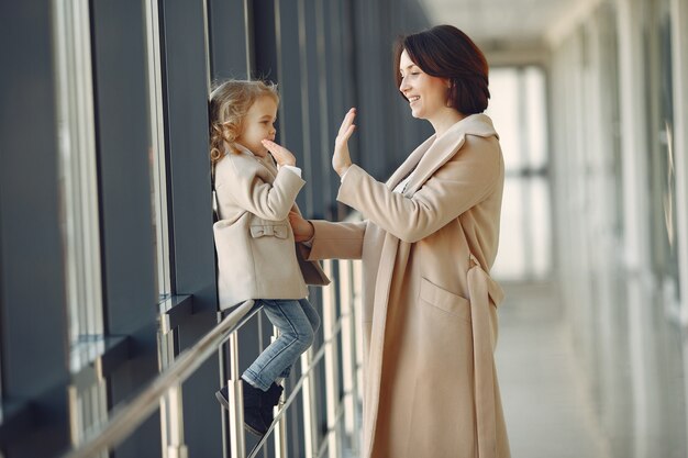 Mère, à, petite fille, debout, dans, a, salle