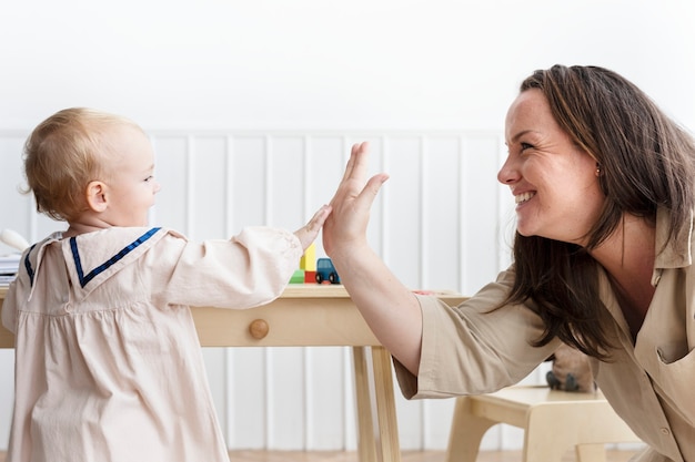 Mère et petite fille donnant des high fives