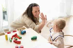 Photo gratuite mère et petite fille donnant des high fives