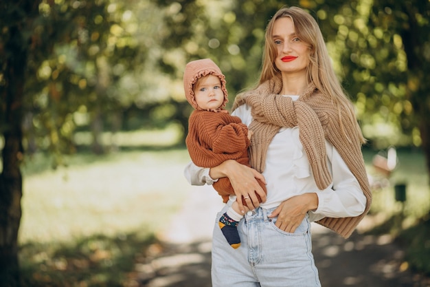 Mère avec petite fille ensemble dans le parc