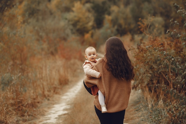 Mère avec petite fille jouant dans un champ