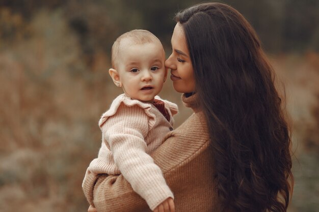 Mère avec petite fille jouant dans un champ