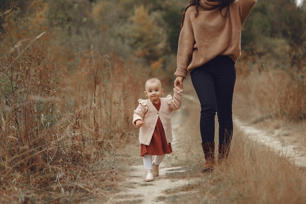 Mère avec petite fille jouant dans un champ