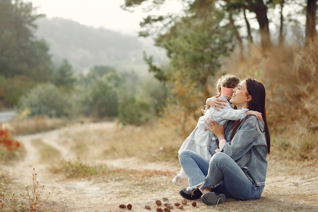 Mère avec petite fille jouant dans un champ