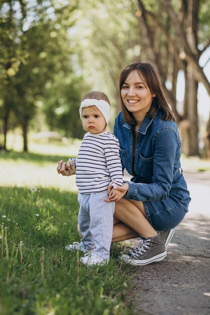 Mère avec petite fille jouant dans le parc