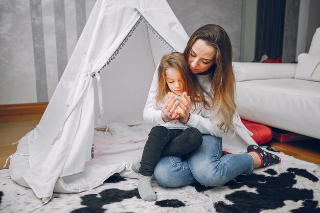 Mère avec petite fille à la maison