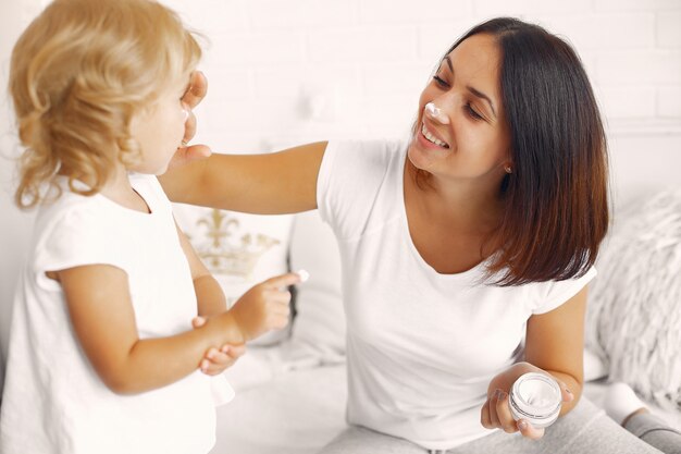 Mère et petite fille s'amusant à la maison