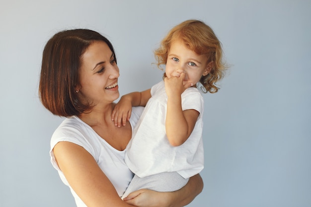 Mère et petite fille s'amusent sur fond bleu