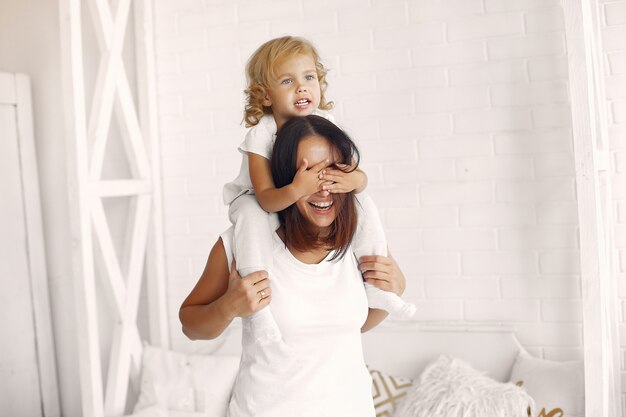 Mère et petite fille s'amusent à la maison