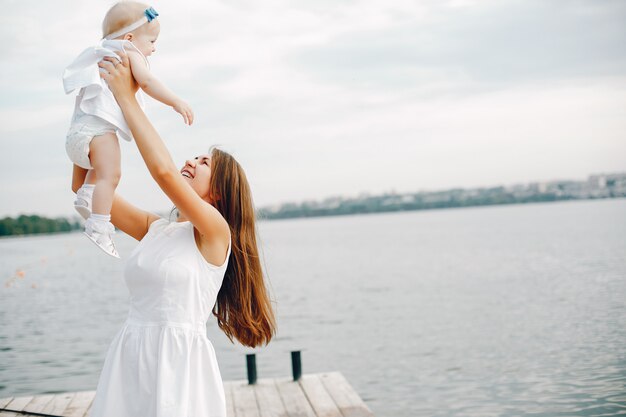 Mère avec petites filles