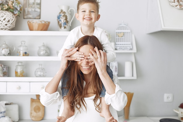 Mère avec petits enfants s'amusant à la maison