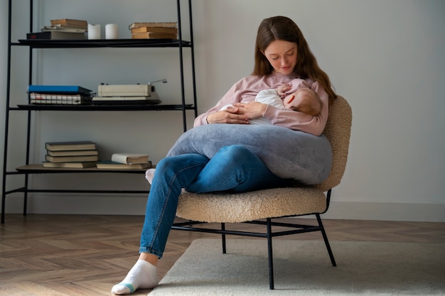 Mère plein coup avec nouveau-né mignon