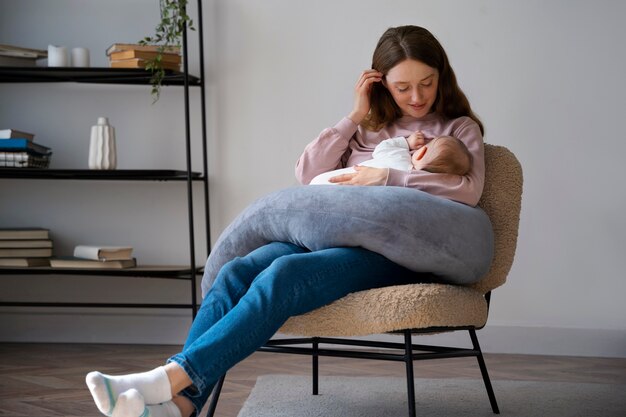 Mère plein coup avec nouveau-né mignon