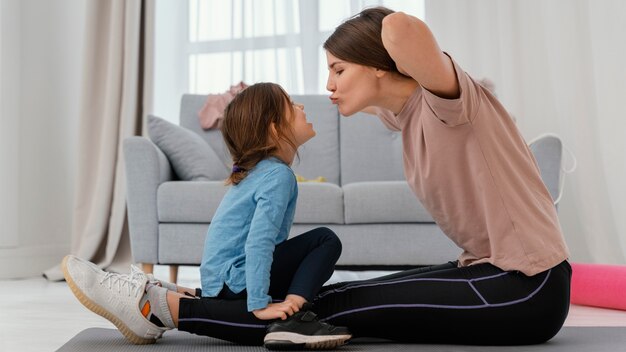 Mère pleine formation avec enfant